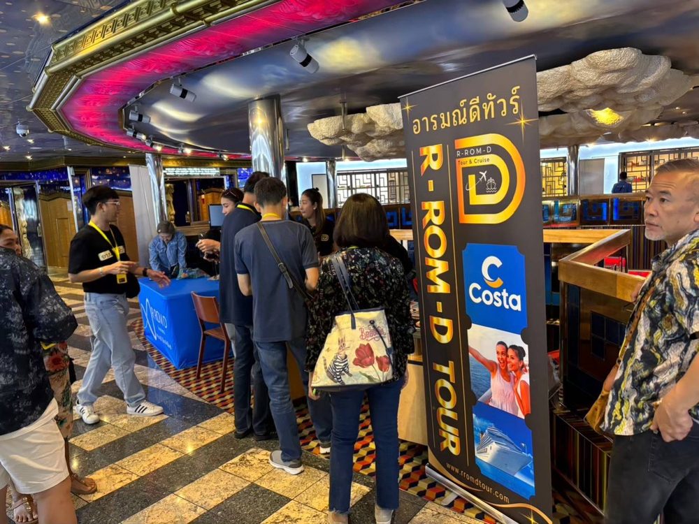 โต๊ะต้อนรับของอารมณ์ดีทัวร์บนเรือ Costa พร้อมป้าย R-ROM-D TOUR