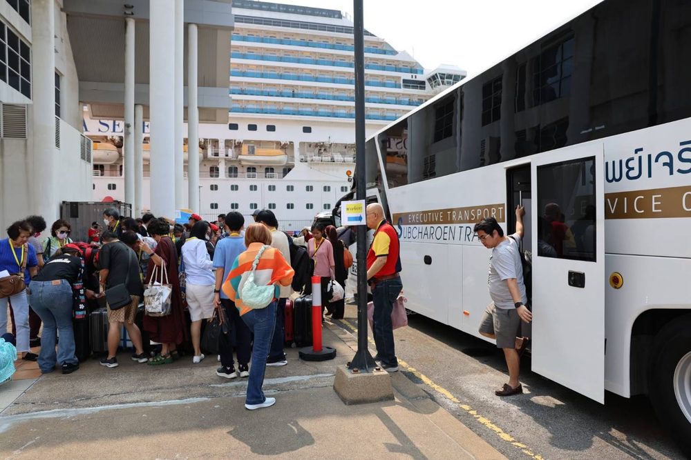 ผู้โดยสารขึ้นรถบัสหน้าอาคารท่าเรือ มีเรือ Costa Serena จอดอยู่ด้านหลัง